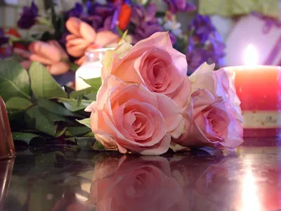Скачать 1600x1200 розы, цветы, три, букет, отражение, свеча, романтика обои,  картинки