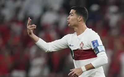 Ronaldo's $105 Million Year Tops Messi And Crowns Him Soccer's First  Billion-Dollar Man