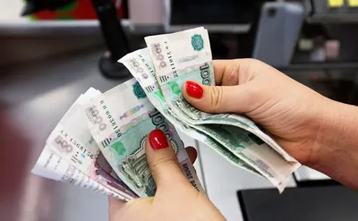 Российский рубль с графиком роста российские рубли на цветном фоне Банкноты  российских денег Стоковое Фото - изображение насчитывающей дело, изменение:  157161966