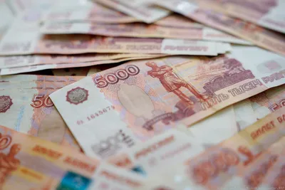 Российские рубли в руках на белом фоне фото высокого качества | Премиум Фото