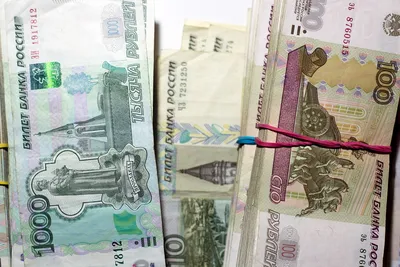 Рубли. российские бумажные деньги на розовом фоне | Премиум Фото