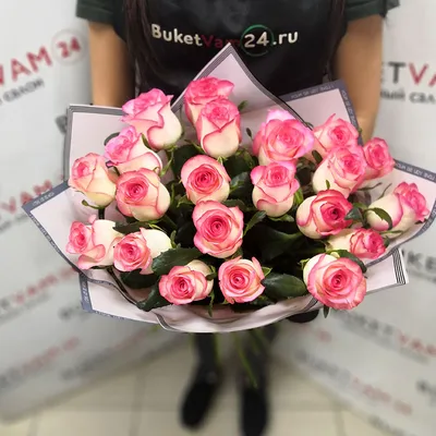 Купить Белые и розовые розы в нежном букете R114 в Москве, цена 16 990 руб.