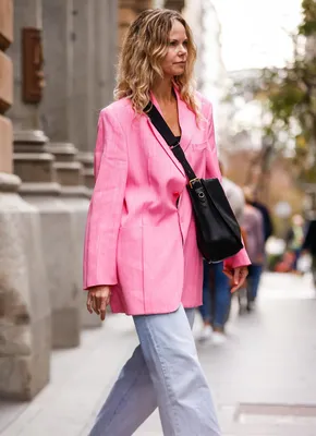 Пудровый розовый цвет в образах street style модниц