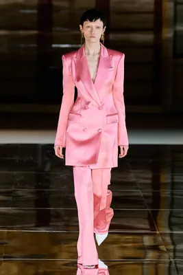 Розовый - самый модный цвет на лето 2023: как выбрать розовую одежду и с  чем ее носить