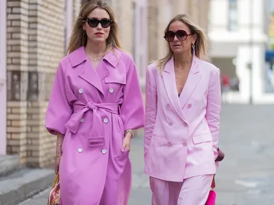 Пудровый розовый цвет в образах street style модниц | Платья макси,  Платье-халат, Струящиеся платья