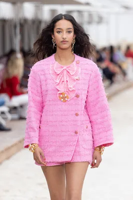 С чем надевать розовые вещи: как носить самый модный цвет весны и лета 2022