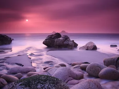 Обои на рабочий стол Розовый закат на море, песчаный берег и крупные камни,  обои для рабочего стола, скачать обои, обои бесплатно