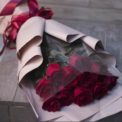 Красные розы в корзине за 9 890 руб. | Бесплатная доставка цветов по Москве