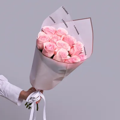 Купить Белые и розовые розы в нежном букете R114 в Москве, цена 16 990 руб.