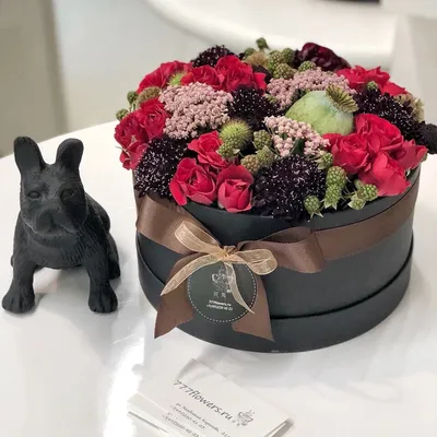 Красные розы в маленькой шляпной коробке купить с доставкой в Москве |  Заказать букет цветов недорого