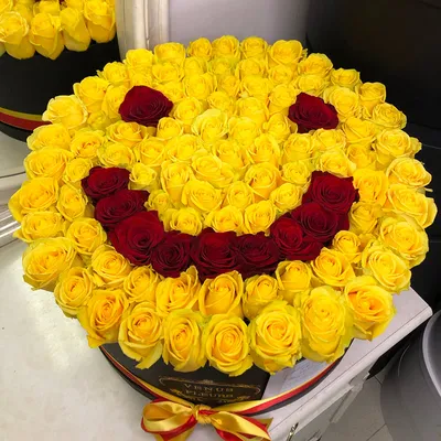 Купить букет из 15 кустовых желтых роз в коробке недорого в Ростове-на-Дону