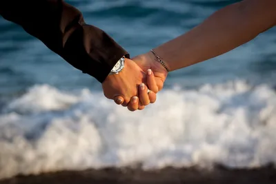Способы, которыми влюбленные держатся за руки, и что они означают - ФОТО
