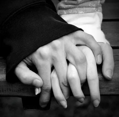 Сплетенные руки влюбленных - 77 фото