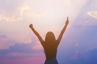 Женщина тянет руки к небу Свобода Стоковое Фото - изображение насчитывающей  помолите, природа: 168489952