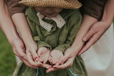 Руки отца, матери, дочери, держать ножки малыша. Дружелюбная счастливая  семья, вместе (черно-белое фото) Stock Photo | Adobe Stock