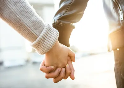 Способы, которыми влюбленные держатся за руки, и что они означают - ФОТО