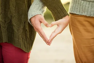 Ученые рассказали, почему влюбленным важно держаться за руки
