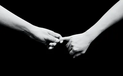 Пары при связанные руки держа бумажное сердце на светлой предпосылке.  Концепция наркомании :: Стоковая фотография :: Pixel-Shot Studio