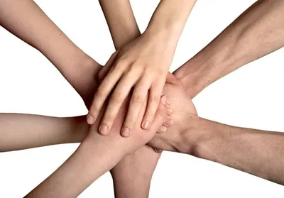 Черно-белые люди держатся за руки вместе Стоковое Изображение - изображение  насчитывающей влюбленность, люди: 205535027