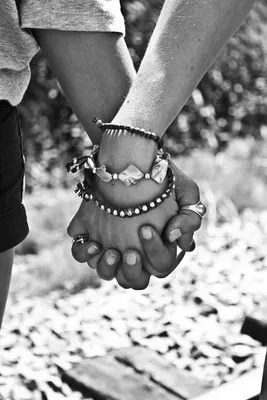 Romantic, руки вместе» — создано в Шедевруме