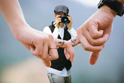 Женщина и мужчина держатся за руки вместе с любовью Стоковое Фото -  изображение насчитывающей соучастник, жест: 157520746