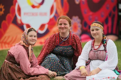 Три красивые русские девушки в …» — создано в Шедевруме