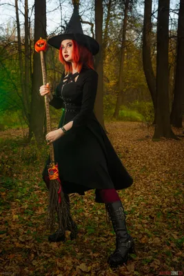 Красивая Рыжая Ведьма Колдует Над Тыквами. Хэллоуин. Фотография, картинки,  изображения и сток-фотография без роялти. Image 23478976