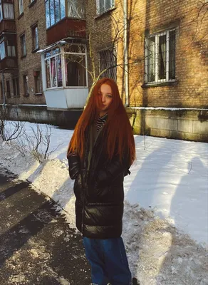 Девушка с рыжими волосами, в …» — создано в Шедевруме