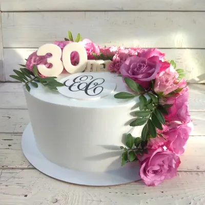 Торт для девушки на 30-летие с цветами