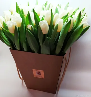Нежные цветы на 8 марта. В коробке букет. Тюльпаны белые и розовые. |  Винтажные поздравительные открытки, Праздничные открытки, Зимние украшения