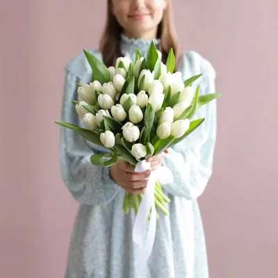 Кейт и Лео: парные букеты белых тюльпанов в шляпной коробке по цене 16530 ₽  - купить в RoseMarkt с доставкой по Санкт-Петербургу