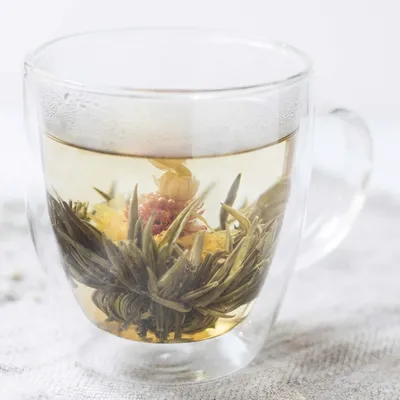 чашка зеленого чая с желтыми цветами. полезный противовоспалительный  травяной чай из лекарственных растений в стеклянной чашке на Стоковое  Изображение - изображение насчитывающей горяче, алтернативы: 215812027