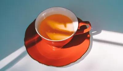 Чай утра - кружка чая 2 с чаем и Macarons Стоковое Изображение -  изображение насчитывающей франция, чашка: 75177159