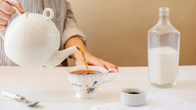 Покрашенные чашки чая с чаем и лимоном Стоковое Фото - изображение  насчитывающей десерт, энергия: 23129084
