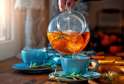 стакан с чаем, наливающимся жидкостью с брызгами и каплями воды. концепция  варки чая. чашка с водой или чаем Стоковое Фото - изображение насчитывающей  космос, полейте: 218155944