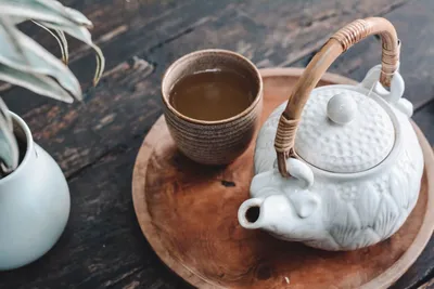 Чайник с чёрным чаем,мёд и варенье к чаю на деревянном фоне. Stock Photo |  Adobe Stock