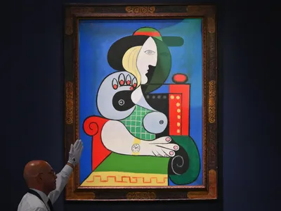 Картина Пабло Пикассо \"Женщина с часами\" ушла с молотка - РИА Новости,  09.11.2023