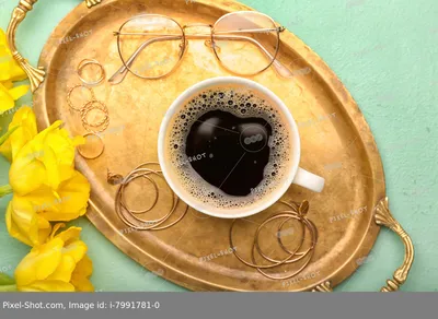 Женская рука с чашкой кофе и весенними цветами на цветном фоне :: Стоковая  фотография :: Pixel-Shot Studio