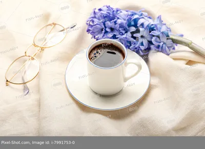 Чашка Кофе С Фиолетовыми Цветами Сирени — стоковые фотографии и другие  картинки Без людей - Без людей, Белый, Букет - iStock