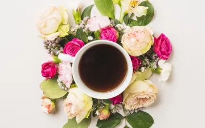 Чашка кофе и цветок с надписью кофе | Премиум Фото