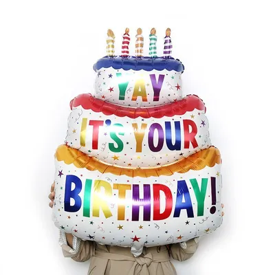 торт с пятиобразной свечкой на коричневом столе. розовые белые шарики с  надписью с днем рождения. сладкий торт на пять Стоковое Фото - изображение  насчитывающей пинк, партия: 263144752