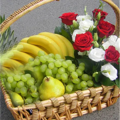 Корзина фруктов в подарок (малая) по цене 4780 ₽ - купить в RoseMarkt с  доставкой по Санкт-Петербургу