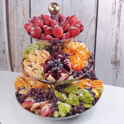 Корзина премиальная с цветами, фруктами, ягодами до дна - БорщБукет |  Букеты из овощей и фруктов | Краснодар