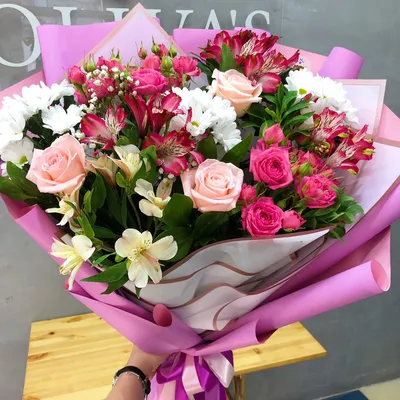 Эффектный сборный букет с яркими кустовыми розами, ромашковыми  хризантемами, альстромерией - Доставка цветов Феодосия - Цветы Oliva's
