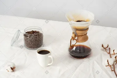 кофе льется в чашку с кофейными зернами окружающими ее, 3d рендеринг кофейных  зерен в чашку с жидким всплеском кофе на белом фоне, Hd фотография фото, кофейные  зерна фон картинки и Фото для