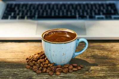 Чаша с кофейными зернами на светлом фоне :: Стоковая фотография ::  Pixel-Shot Studio