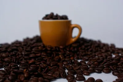 Мешок с кофейными зернами на темном фоне :: Стоковая фотография ::  Pixel-Shot Studio