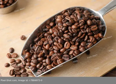 Слово «Кофе», Написанное С Кофейными Зернами На Мешковине Фотография,  картинки, изображения и сток-фотография без роялти. Image 62326290