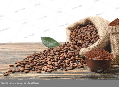 Руки с кофейными зернами стоковое фото. изображение насчитывающей урожай -  84605124
