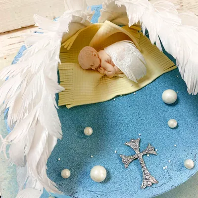 Торт на крестины для мальчика с младенцем и крыльями